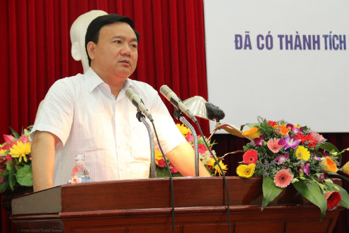  Bộ trưởng Đinh La Thăng trao tặng Bằng khen cho 26 cá nhân dũng cảm cứu vớt 40 người nước ngoài bị nạn trên biển